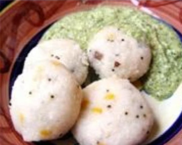 Steamed idlis with fresh green chutney